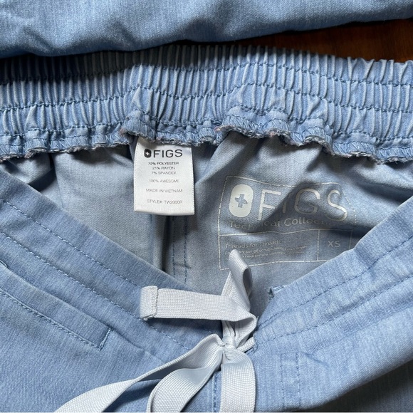 Figs Scrub set: XS BOTTOMS, small top. In a pale denim Color - Picture 5 of 10